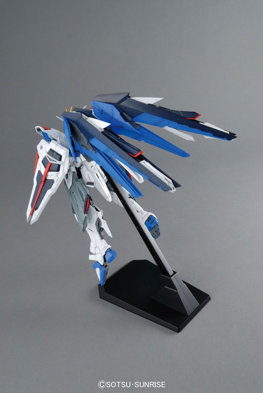 万代 MG 1/100 Freedom Gundam ZGMF-X10A 自由高达 2.0